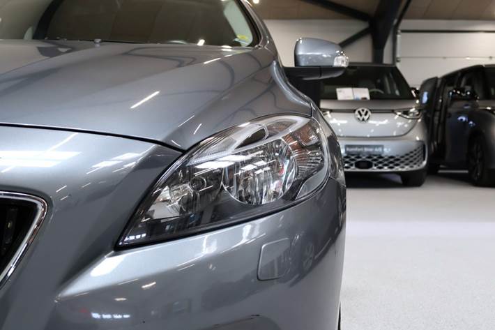 Grå Volvo V40 fra 2018