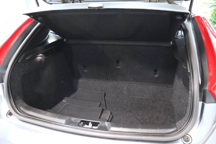 Grå Volvo V40 fra 2018