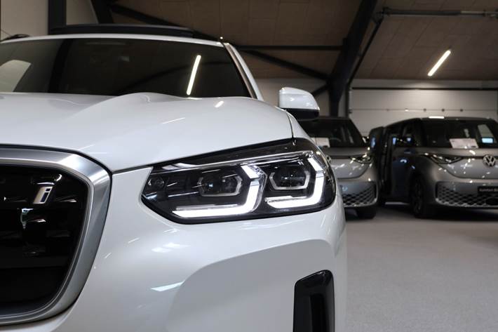 Hvid BMW iX3 fra 2023