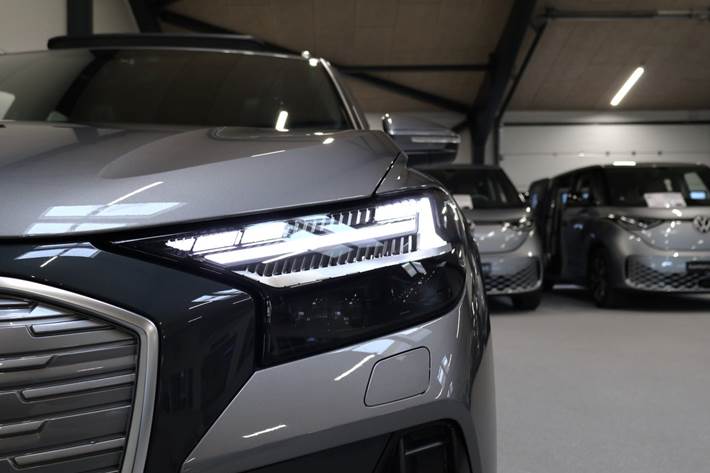 Grå Audi Q4 e-tron fra 2023