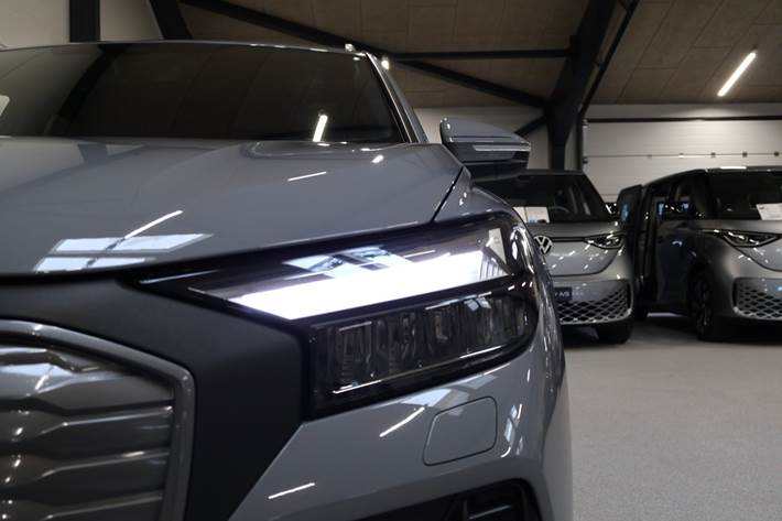 Grå Audi Q4 e-tron fra 2023