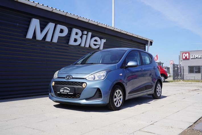 Blå Hyundai i10 fra 2017 set udefra