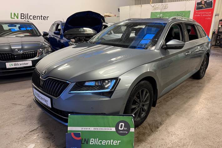 Grå Skoda Superb fra 2018