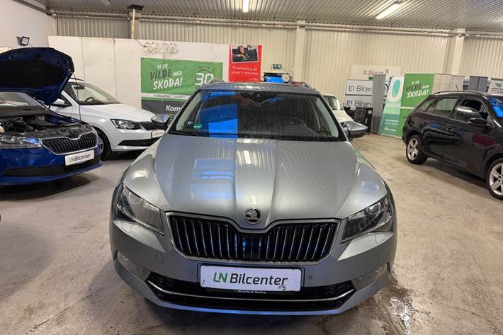 Grå Skoda Superb fra 2018