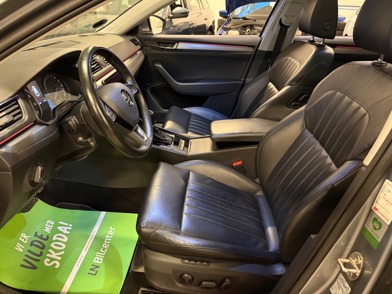 Grå Skoda Superb fra 2018
