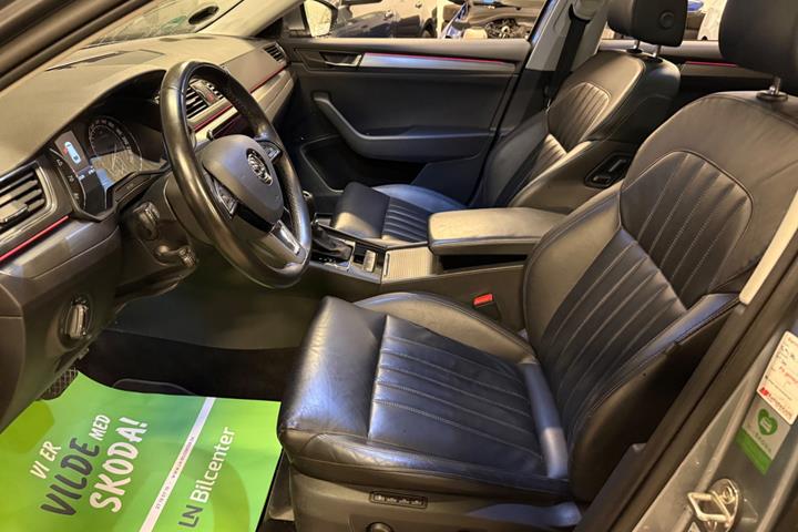 Grå Skoda Superb fra 2018