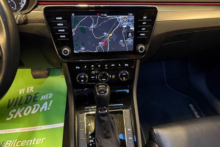 Grå Skoda Superb fra 2018