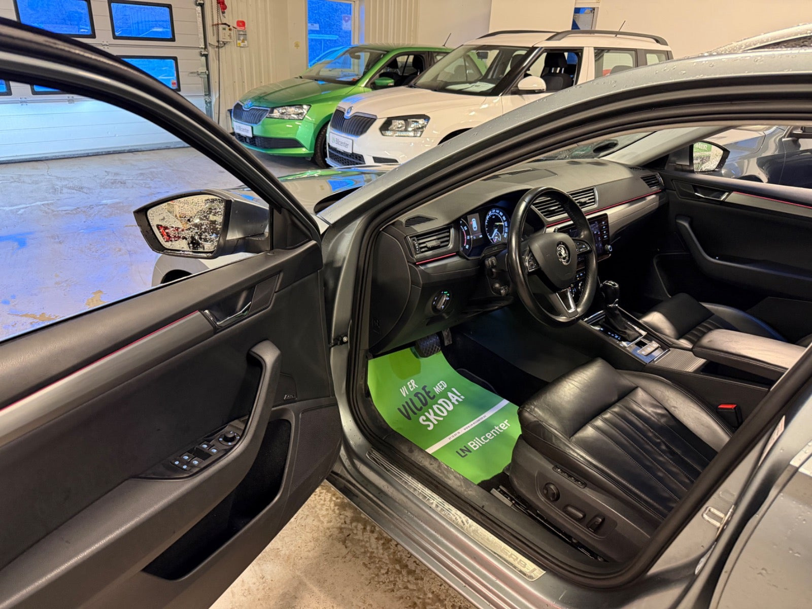 Grå Skoda Superb fra 2018