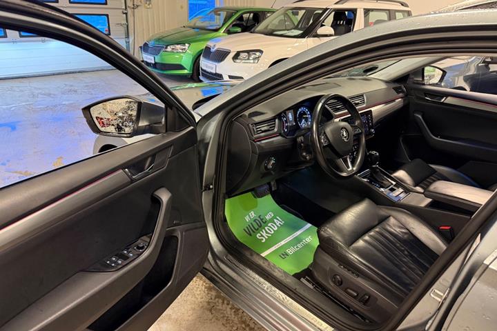 Grå Skoda Superb fra 2018