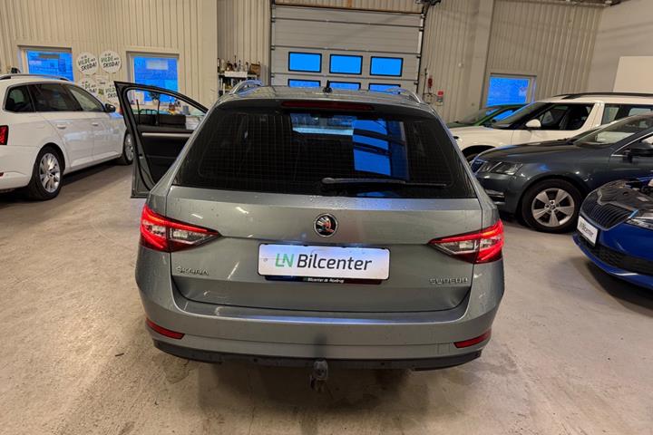 Grå Skoda Superb fra 2018