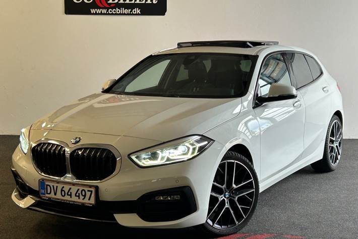 Hvid BMW 118d fra 2021 set udefra