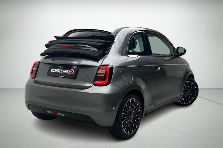 Hvid Fiat 500e fra 2023