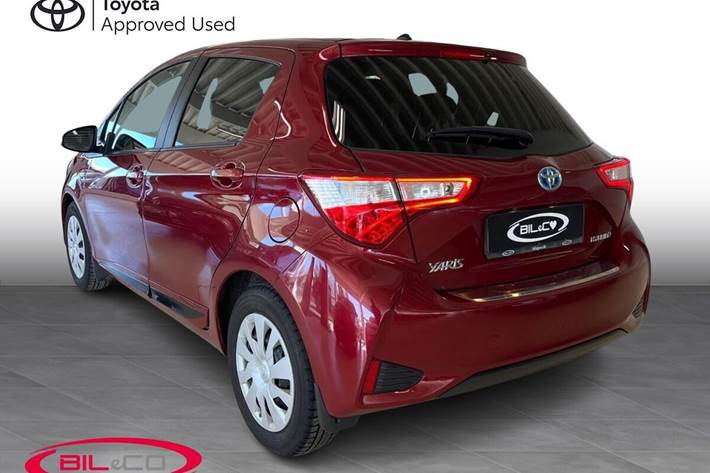 Rød Toyota Yaris fra 2019