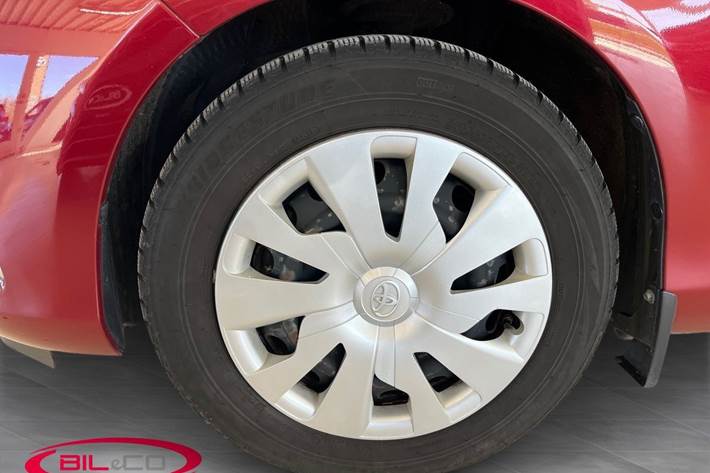 Rød Toyota Yaris fra 2019