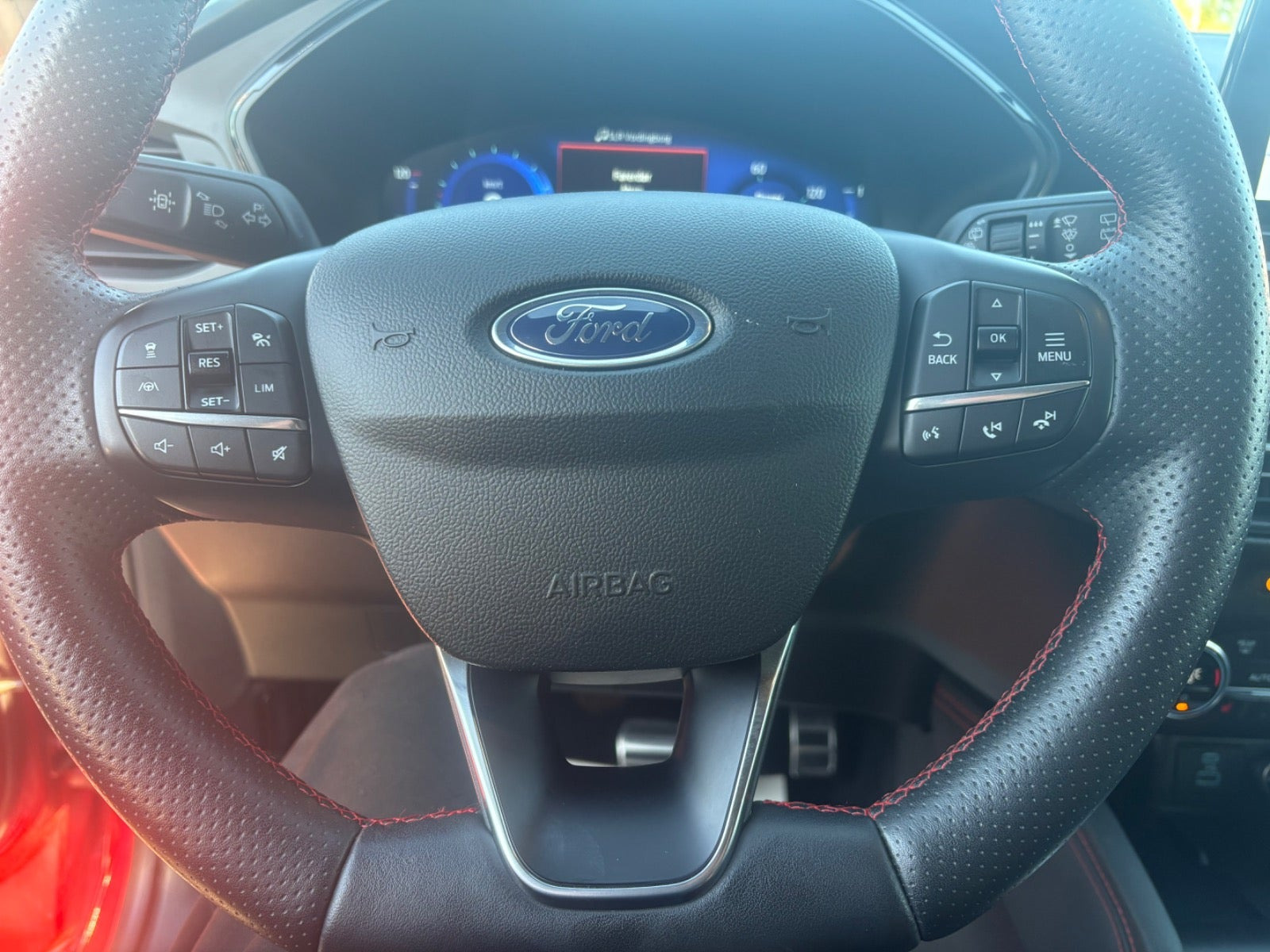 Rød Ford Kuga fra 2020