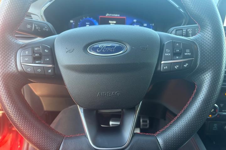 Rød Ford Kuga fra 2020