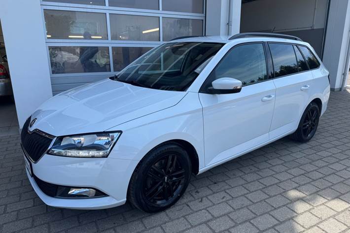 Hvid Skoda Fabia fra 2021 set udefra