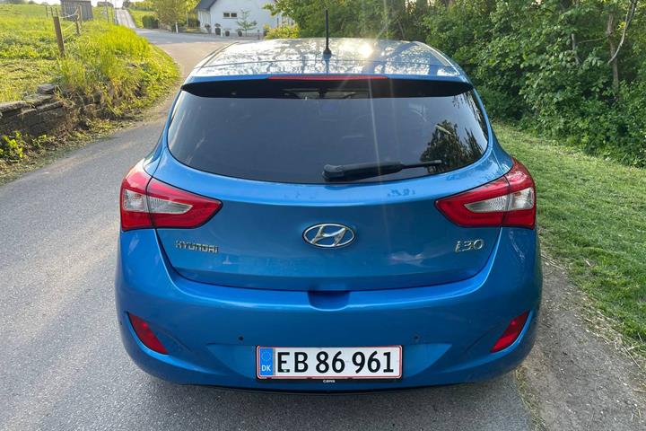 Blå Hyundai i30 fra 2016