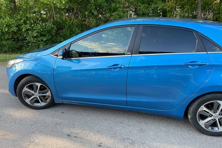 Blå Hyundai i30 fra 2016