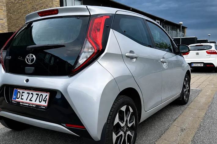 Grå Toyota Aygo fra 2018