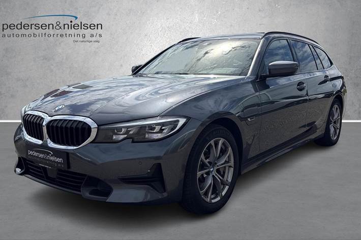 Grå BMW 330e fra 2021