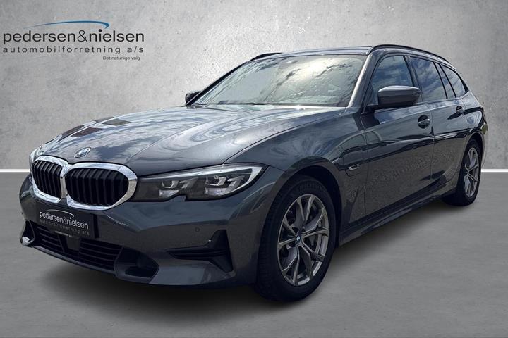 Grå BMW 330e fra 2021 set udefra
