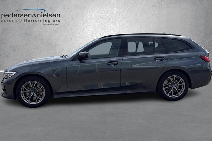 Grå BMW 330e fra 2021