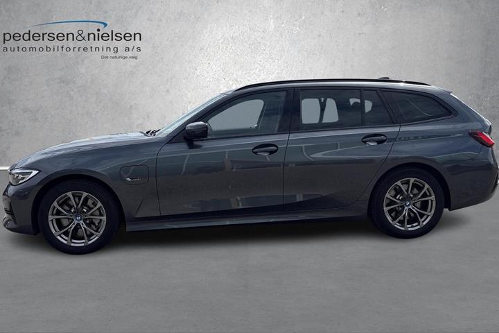 Grå BMW 330e fra 2021