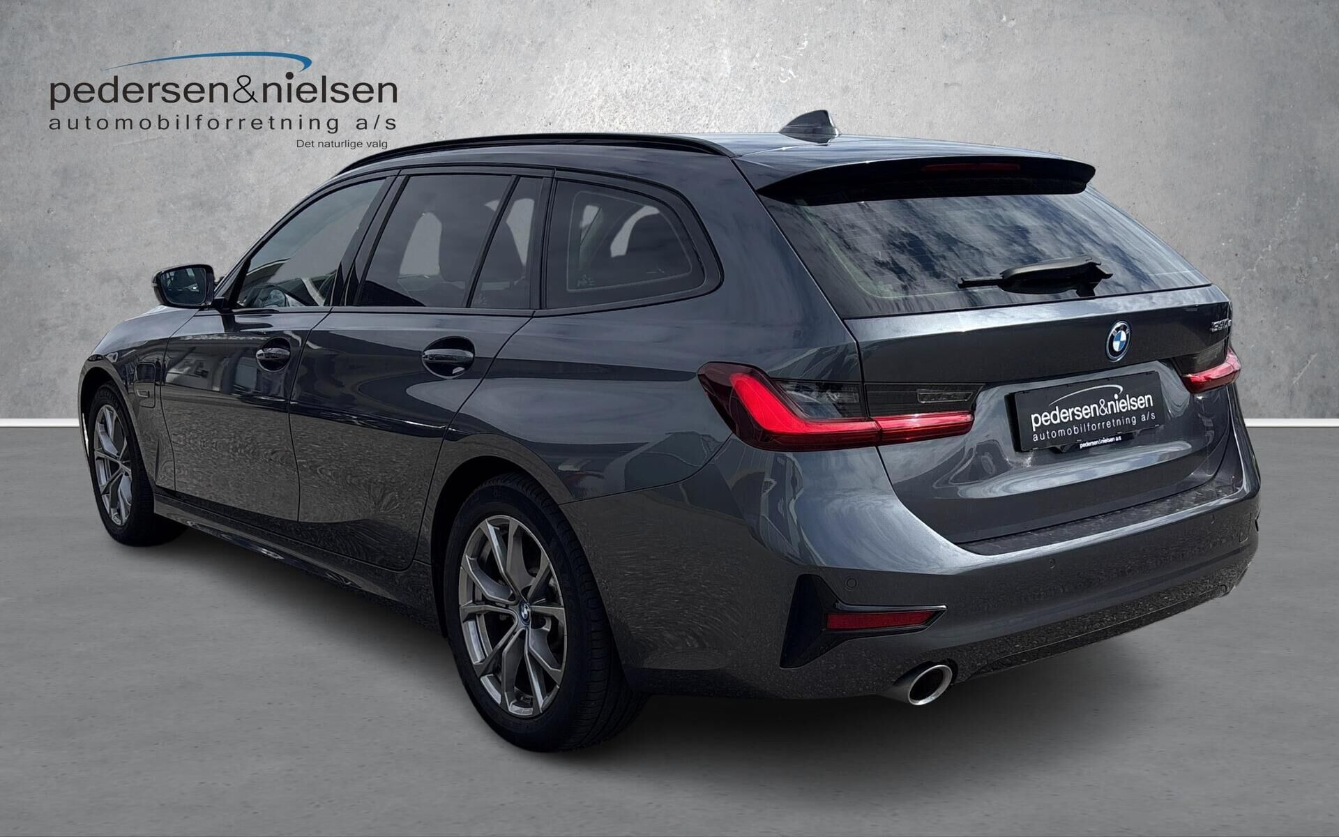 Grå BMW 330e fra 2021