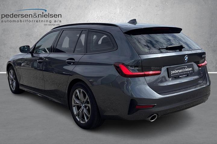 Grå BMW 330e fra 2021