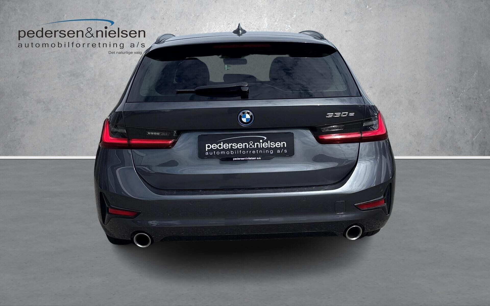 Grå BMW 330e fra 2021
