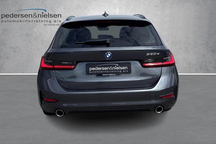 Grå BMW 330e fra 2021