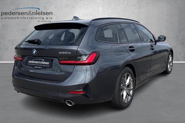 Grå BMW 330e fra 2021