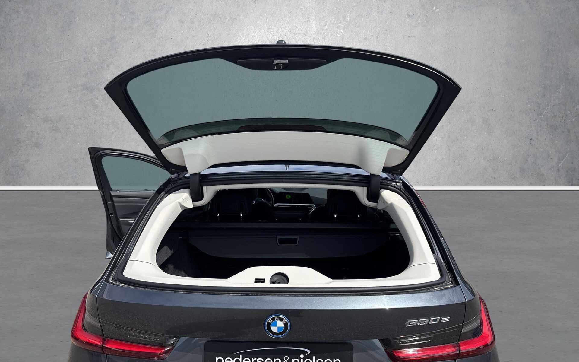 Grå BMW 330e fra 2021