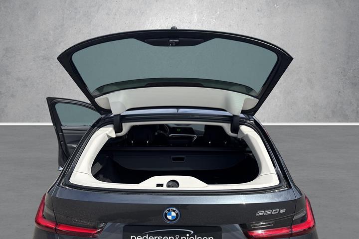 Grå BMW 330e fra 2021