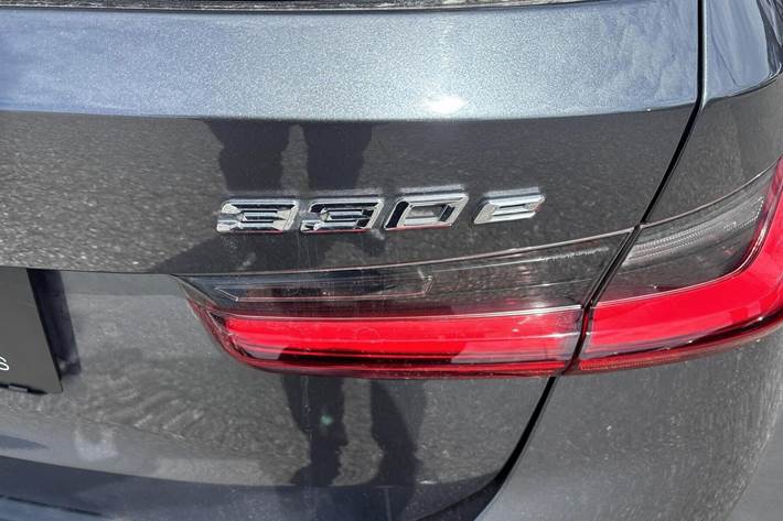 Grå BMW 330e fra 2021