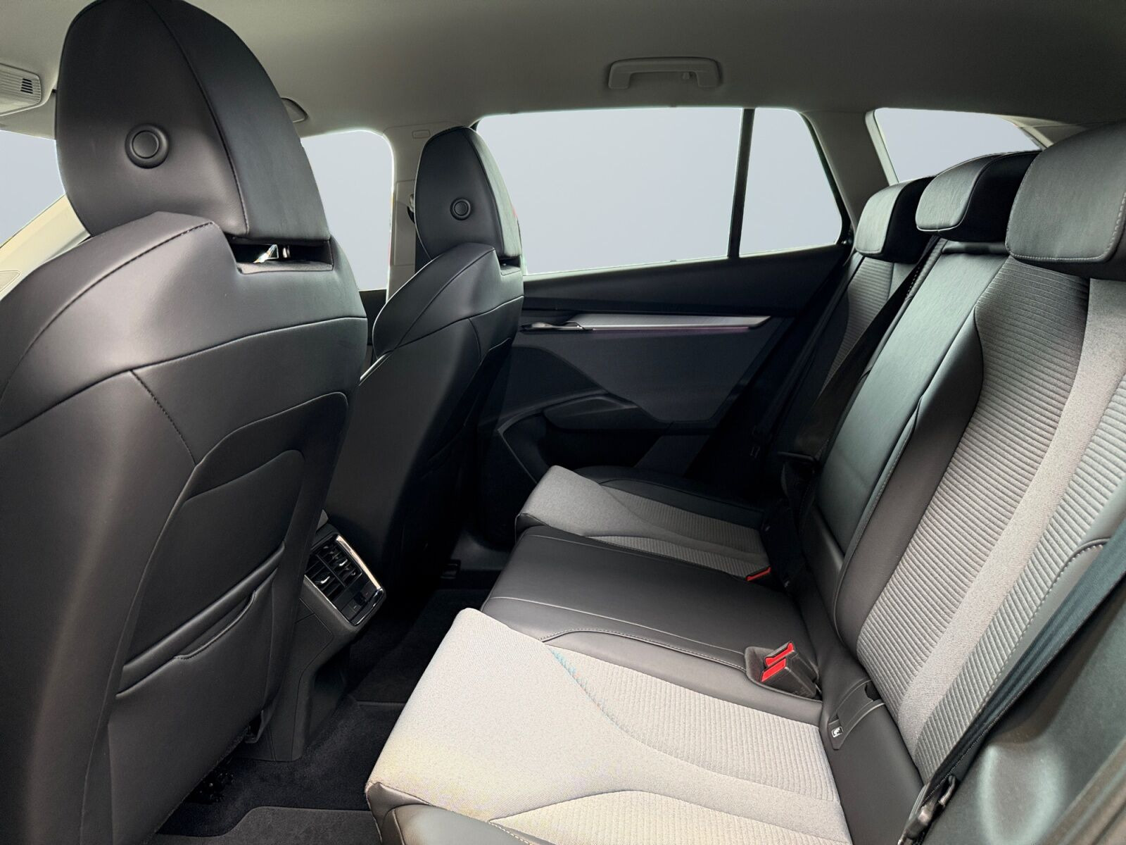 Sort Skoda Enyaq fra 2023