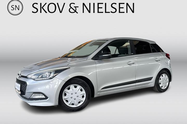 Sølv Hyundai i20 fra 2015 set udefra