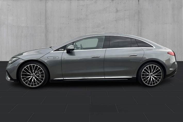 Grå Mercedes EQE43 fra 2023