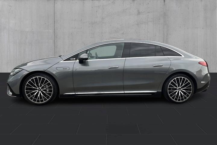 Grå Mercedes EQE43 fra 2023