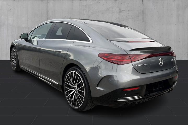 Grå Mercedes EQE43 fra 2023