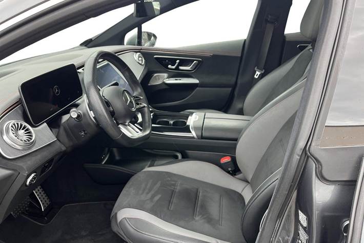 Grå Mercedes EQE43 fra 2023