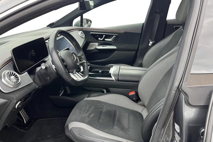 Grå Mercedes EQE43 fra 2023