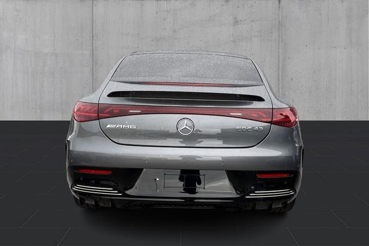 Grå Mercedes EQE43 fra 2023
