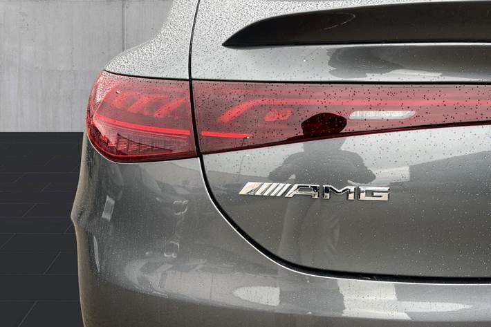 Grå Mercedes EQE43 fra 2023