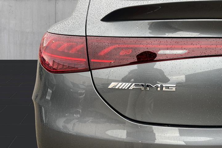 Grå Mercedes EQE43 fra 2023