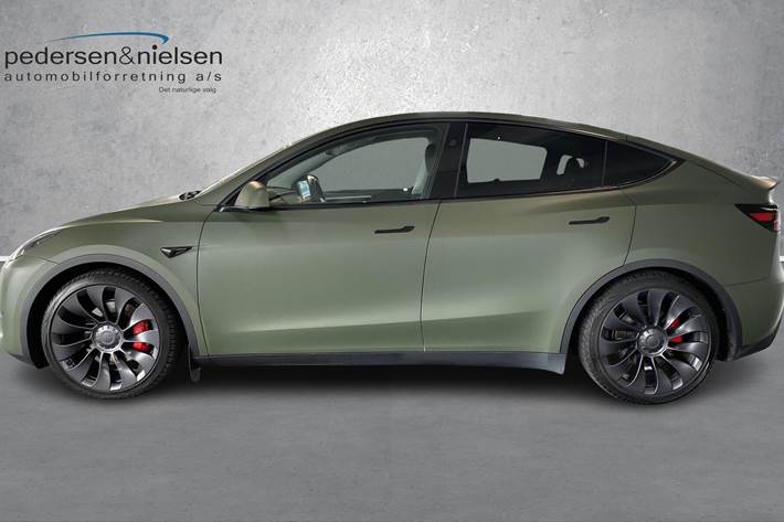 Grøn Tesla Model Y fra 2024