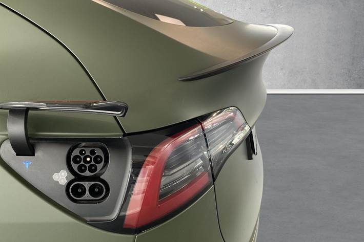 Grøn Tesla Model Y fra 2024