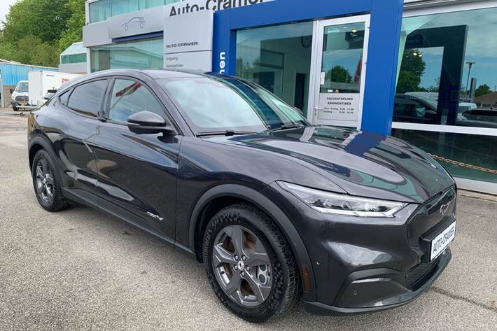 Grå Ford Mustang Mach-E fra 2022 set udefra