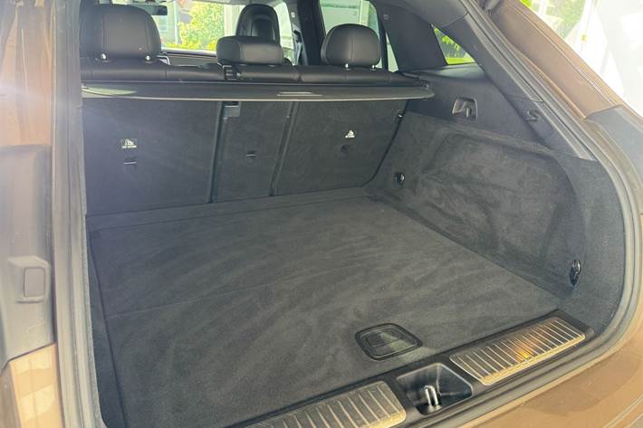 Brun Mercedes EQE 350 fra 2025